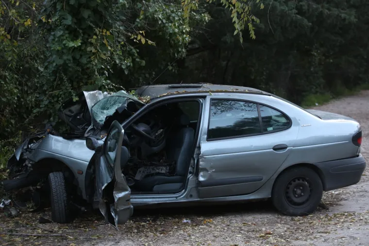 TE&Scaron;KA PROMETNA NESREĆA U SPLITU: Poginuo je vozač koji se zabio autom u stablo