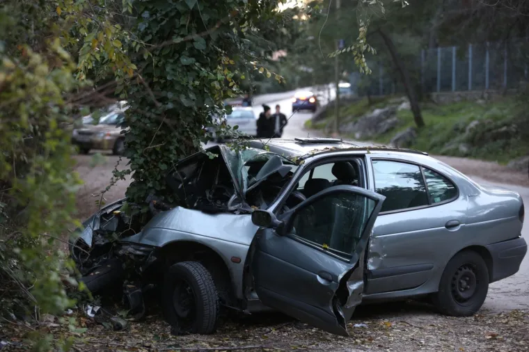 TE&Scaron;KA PROMETNA NESREĆA U SPLITU: Poginuo je vozač koji se zabio autom u stablo