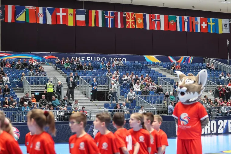 LUDNICA JE POČELA, NAVIJAČI PUNE STADTHALLE: Pogledajte prve kadrove iz dvorane u kojoj će Kauboji otvoriti Euro