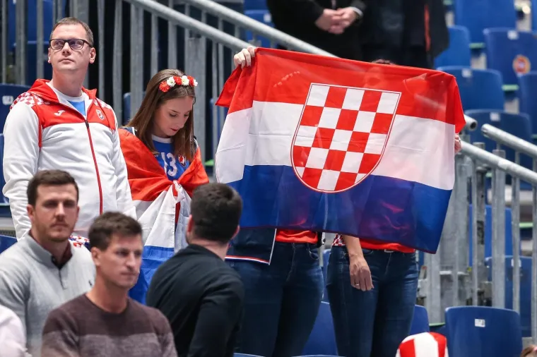 LUDNICA JE POČELA, NAVIJAČI PUNE STADTHALLE: Pogledajte prve kadrove iz dvorane u kojoj će Kauboji otvoriti Euro