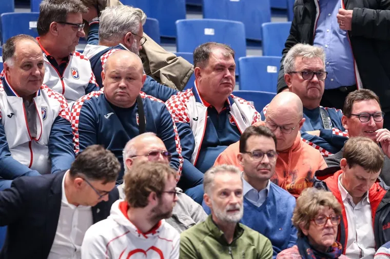 LUDNICA JE POČELA, NAVIJAČI PUNE STADTHALLE: Pogledajte prve kadrove iz dvorane u kojoj će Kauboji otvoriti Euro