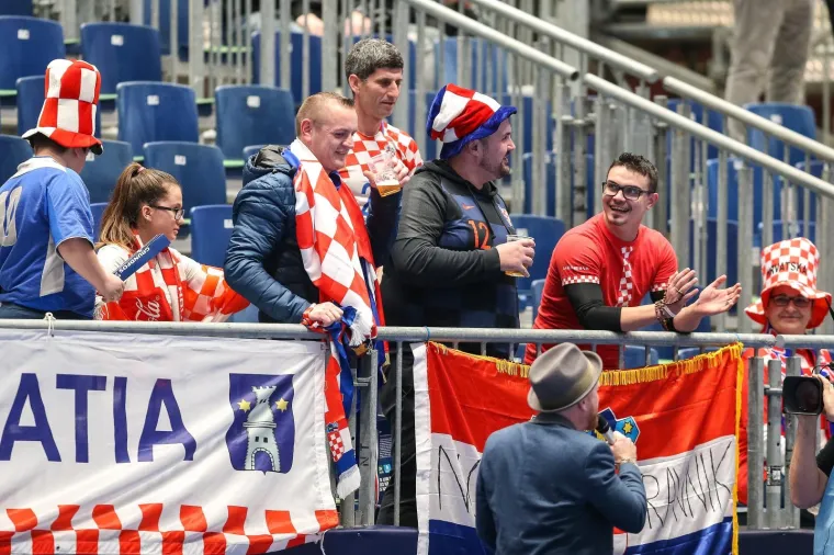 LUDNICA JE POČELA, NAVIJAČI PUNE STADTHALLE: Pogledajte prve kadrove iz dvorane u kojoj će Kauboji otvoriti Euro