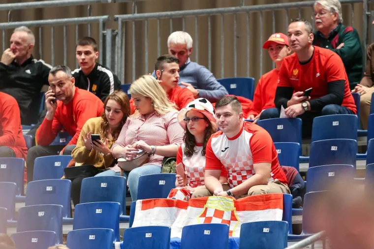 LUDNICA JE POČELA, NAVIJAČI PUNE STADTHALLE: Pogledajte prve kadrove iz dvorane u kojoj će Kauboji otvoriti Euro