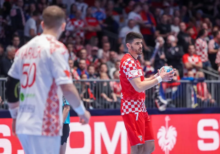 Kod Hrvatske je Igor Karačić postigao 6 golova, Luka Stepančić 5, Domagoj Duvnjak 4, a Luka Cindrić i David Mandić po dva gola, dok je Marin &Scaron;ego imao 7 obrana. Kod Bjelorusa je Mikita Vajlopau zabio 8 golova.