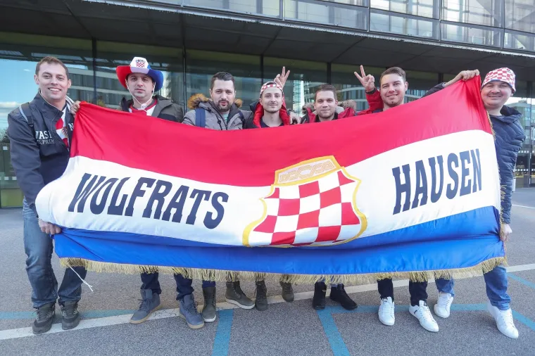 11.01.2020., Graz, Austrija - Navijaci ispred dvorane Stadthalle Graz spremno docekuju utakmicu 2. kola Europskog prvenstva u skupini A izmedju Hrvatske i Bjelorusije. Photo: Luka Stanzl/PIXSELL