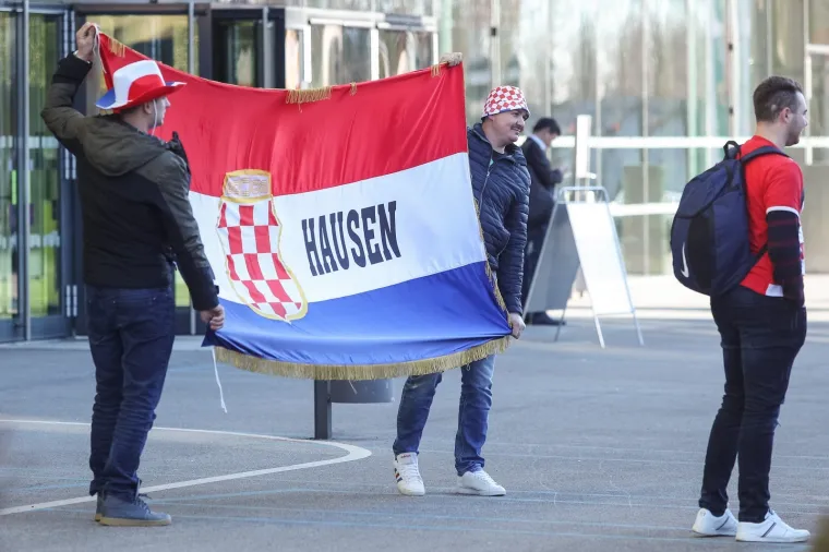 11.01.2020., Graz, Austrija - Navijaci ispred dvorane Stadthalle Graz spremno docekuju utakmicu 2. kola Europskog prvenstva u skupini A izmedju Hrvatske i Bjelorusije. Photo: Luka Stanzl/PIXSELL
