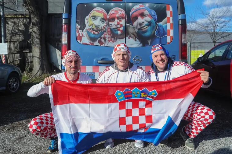 11.01.2020., Graz, Austrija - Navijaci ispred dvorane Stadthalle Graz spremno docekuju utakmicu 2. kola Europskog prvenstva u skupini A izmedju Hrvatske i Bjelorusije. Photo: Luka Stanzl/PIXSELL