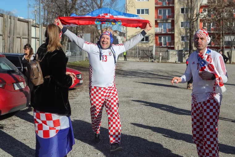 11.01.2020., Graz, Austrija - Navijaci ispred dvorane Stadthalle Graz spremno docekuju utakmicu 2. kola Europskog prvenstva u skupini A izmedju Hrvatske i Bjelorusije. Photo: Luka Stanzl/PIXSELL