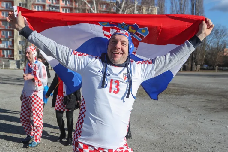 11.01.2020., Graz, Austrija - Navijaci ispred dvorane Stadthalle Graz spremno docekuju utakmicu 2. kola Europskog prvenstva u skupini A izmedju Hrvatske i Bjelorusije. Photo: Luka Stanzl/PIXSELL