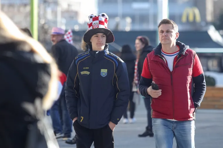 11.01.2020., Graz, Austrija - Navijaci ispred dvorane Stadthalle Graz spremno docekuju utakmicu 2. kola Europskog prvenstva u skupini A izmedju Hrvatske i Bjelorusije. Photo: Luka Stanzl/PIXSELL