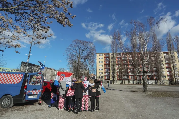 11.01.2020., Graz, Austrija - Navijaci ispred dvorane Stadthalle Graz spremno docekuju utakmicu 2. kola Europskog prvenstva u skupini A izmedju Hrvatske i Bjelorusije. Photo: Luka Stanzl/PIXSELL