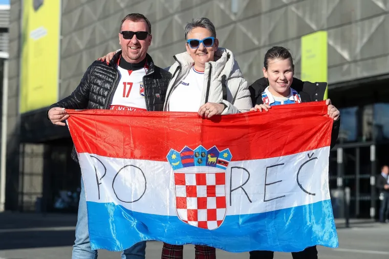 11.01.2020., Graz, Austrija - Navijaci ispred dvorane Stadthalle Graz spremno docekuju utakmicu 2. kola Europskog prvenstva u skupini A izmedju Hrvatske i Bjelorusije. Photo: Luka Stanzl/PIXSELL
