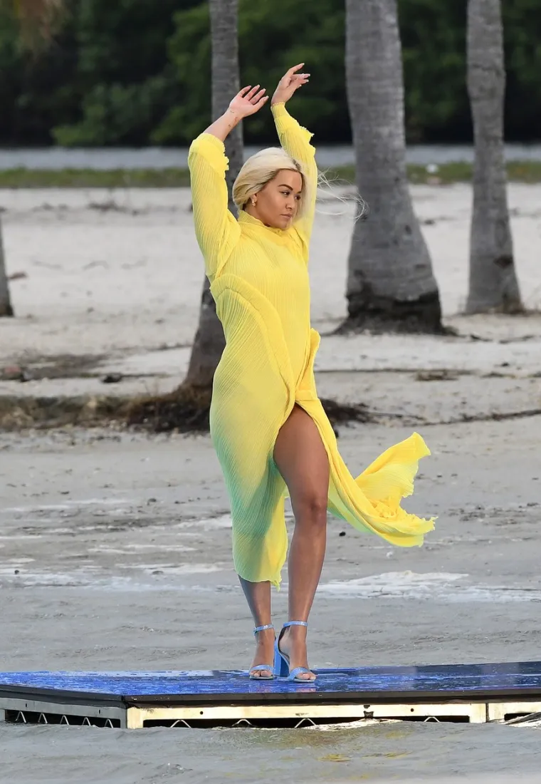 Pjevačica Rita Ora snimala je reklamu za cipele Deichman, kada je doživjela malu nezgodu, na radost svih promatrača.
