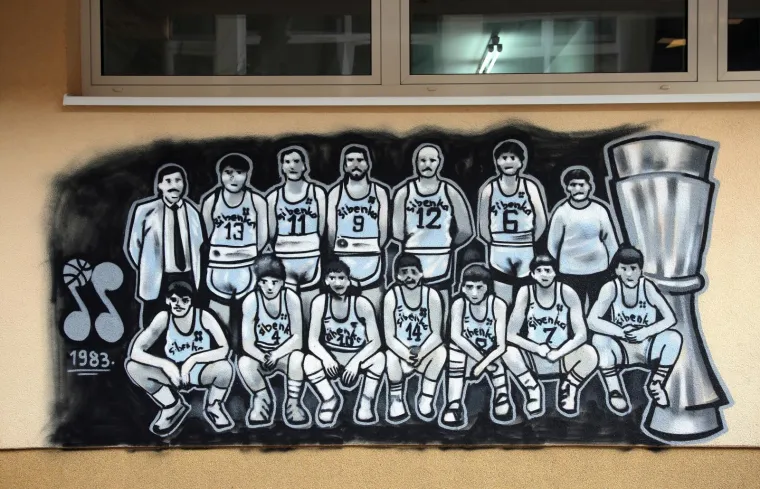 Još jedan grafit posvećen Draženu Petroviću i pobjedničkoj ekipi Šibenke iz 1983. Novi grafit iscrtan je na putu u dvoranu, putu kojim je godinama par puta dnevno u dvoranu na treninge Dražen išao.   Photo: Duško Jaramaz/PIXSELL