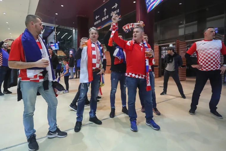 13.01.2020., Stadthalle Graz, Graz, Austrija - Europsko rukometno prvenstvo, skupina A, 3. kolo, Srbija - Hrvatska. Navijaci Hrvatske okupljaju se u dvorani prije utakmice. Photo: Luka Stanzl/PIXSELL