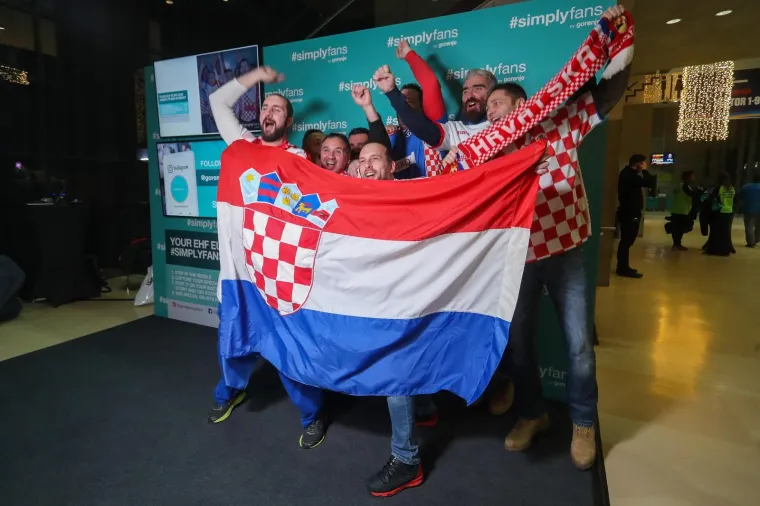 13.01.2020., Stadthalle Graz, Graz, Austrija - Europsko rukometno prvenstvo, skupina A, 3. kolo, Srbija - Hrvatska. Navijaci Hrvatske okupljaju se u dvorani prije utakmice. Photo: Luka Stanzl/PIXSELL