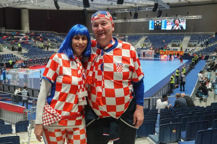 13.01.2020., Stadthalle Graz, Graz, Austrija - Europsko rukometno prvenstvo, skupina A, 3. kolo, Srbija - Hrvatska. Navijaci Hrvatske okupljaju se u dvorani prije utakmice. Photo: Luka Stanzl/PIXSELL