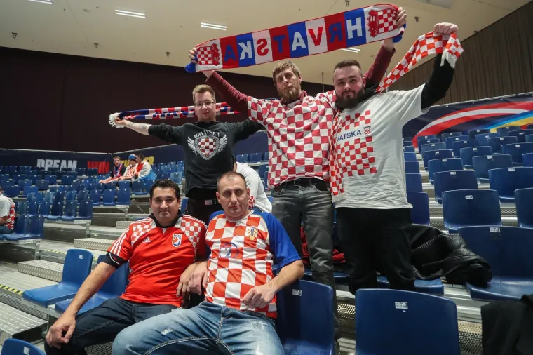13.01.2020., Stadthalle Graz, Graz, Austrija - Europsko rukometno prvenstvo, skupina A, 3. kolo, Srbija - Hrvatska. Navijaci Hrvatske okupljaju se u dvorani prije utakmice. Photo: Luka Stanzl/PIXSELL