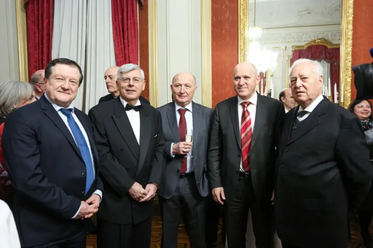 Željku Reineru uručeno još jedno odličje: Vitez i akademik zablistao noseći rozu lentu. Pogledajte tko je sve došao