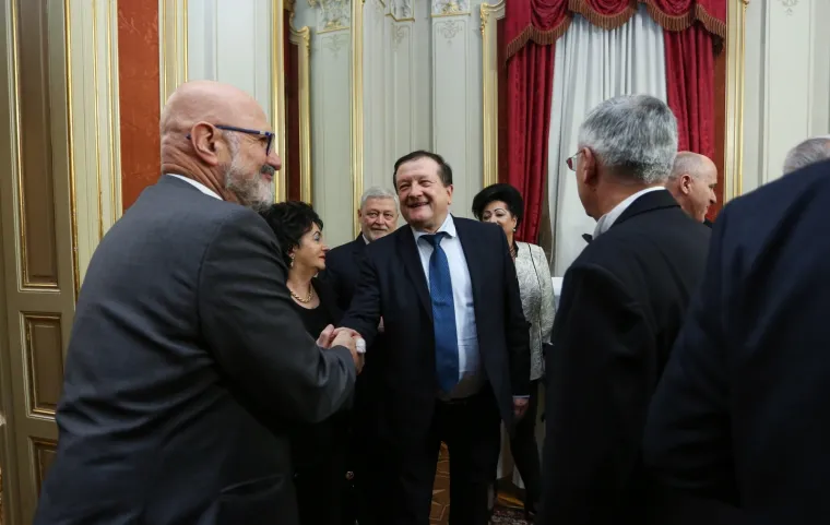 Željku Reineru uručeno još jedno odličje: Vitez i akademik zablistao noseći rozu lentu. Pogledajte tko je sve došao