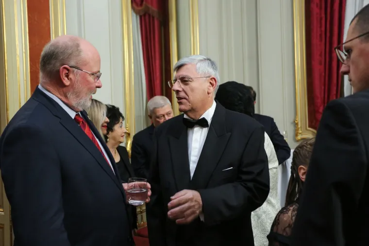 Željku Reineru uručeno još jedno odličje: Vitez i akademik zablistao noseći rozu lentu. Pogledajte tko je sve došao