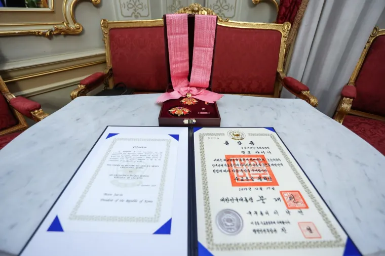 Željku Reineru uručeno još jedno odličje: Vitez i akademik zablistao noseći rozu lentu. Pogledajte tko je sve došao