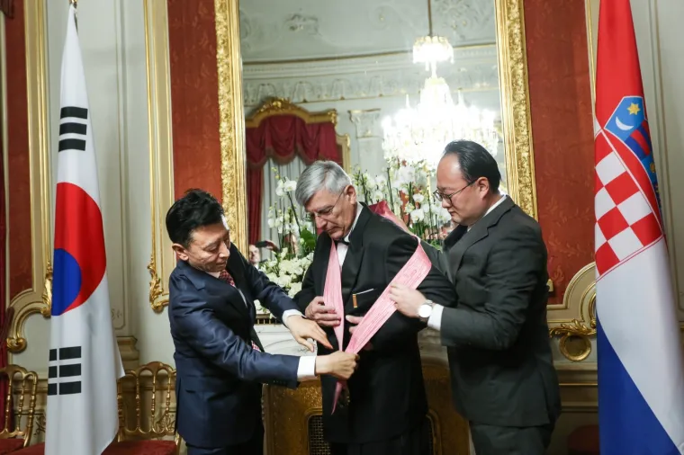 Željku Reineru uručeno još jedno odličje: Vitez i akademik zablistao noseći rozu lentu. Pogledajte tko je sve došao