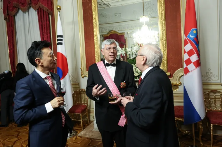 Željku Reineru uručeno još jedno odličje: Vitez i akademik zablistao noseći rozu lentu. Pogledajte tko je sve došao