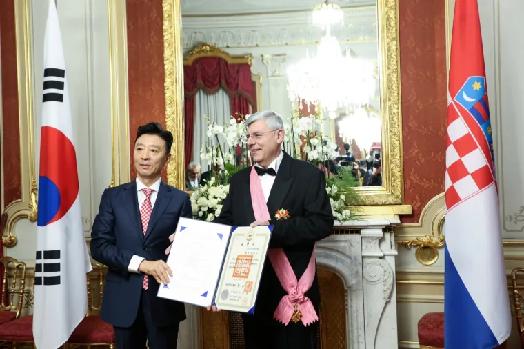 Željku Reineru uručeno još jedno odličje: Vitez i akademik zablistao noseći rozu lentu. Pogledajte tko je sve došao