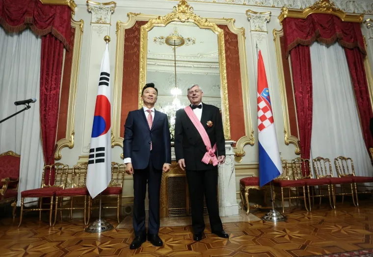 Željku Reineru uručeno još jedno odličje: Vitez i akademik zablistao noseći rozu lentu. Pogledajte tko je sve došao