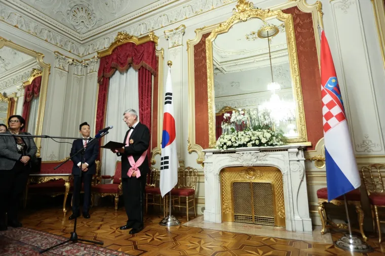 Željku Reineru uručeno još jedno odličje: Vitez i akademik zablistao noseći rozu lentu. Pogledajte tko je sve došao