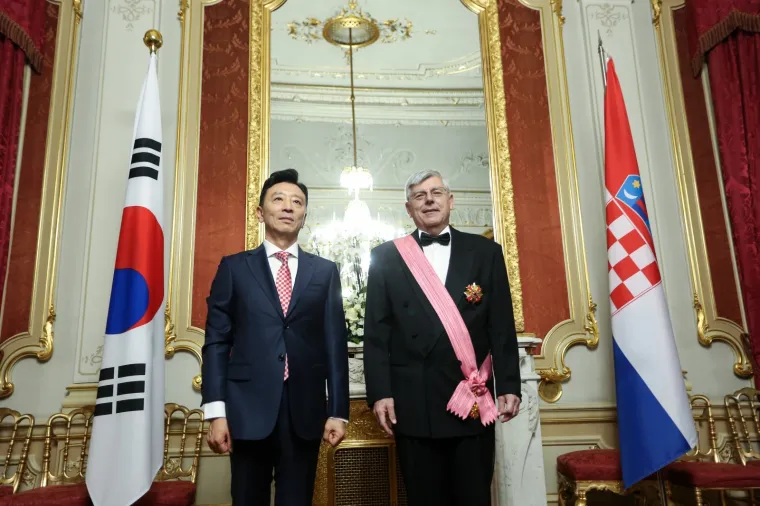 Željku Reineru uručeno još jedno odličje: Vitez i akademik zablistao noseći rozu lentu. Pogledajte tko je sve došao