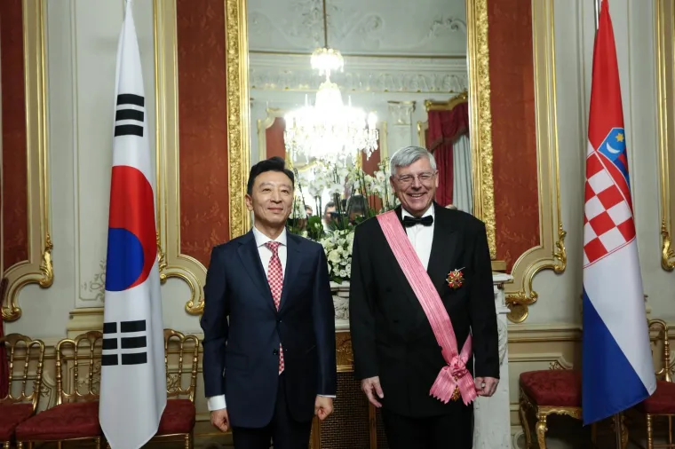 Željku Reineru uručeno još jedno odličje: Vitez i akademik zablistao noseći rozu lentu. Pogledajte tko je sve došao