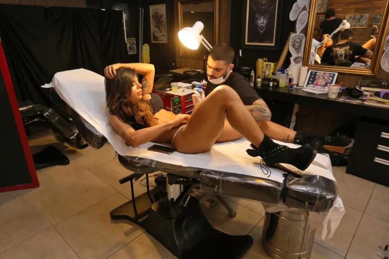 PREZGODNA BRAZILKA OPET PROVOCIRA: Messijeva supruga kipit će od bijesa kad vidi što je istetovirala na osjetljivom dijelu tijela