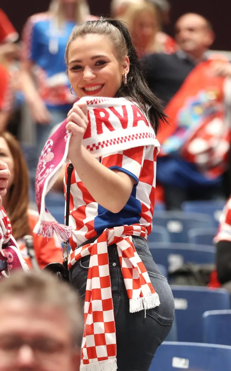 Hrvatski rukometa&scaron;i svladali su Srbiju na Europskom prvenstvu u utakmici u kojoj su imali glasnu podr&scaron;ku navijača na tribinama, a jedna atraktivna navijačica plijenila je najvi&scaron;e pažnje.
Photo: Slavko Midzor/PIXSELL