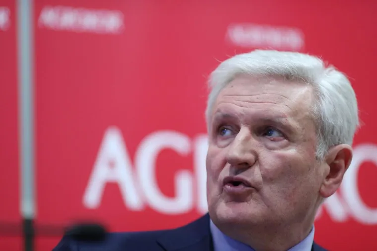 Todorić ispred 'Agrokorova' panoa održao konferenciju za medije: 'Dostavljeni su mi tajni dokumenti...'