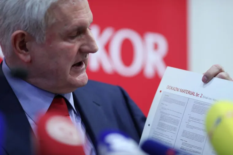 Todorić ispred 'Agrokorova' panoa održao konferenciju za medije: 'Dostavljeni su mi tajni dokumenti...'