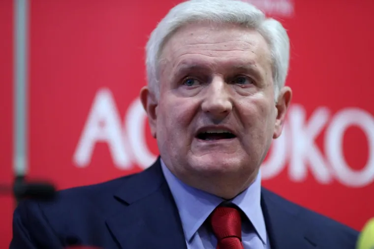 Todorić ispred 'Agrokorova' panoa održao konferenciju za medije: 'Dostavljeni su mi tajni dokumenti...'