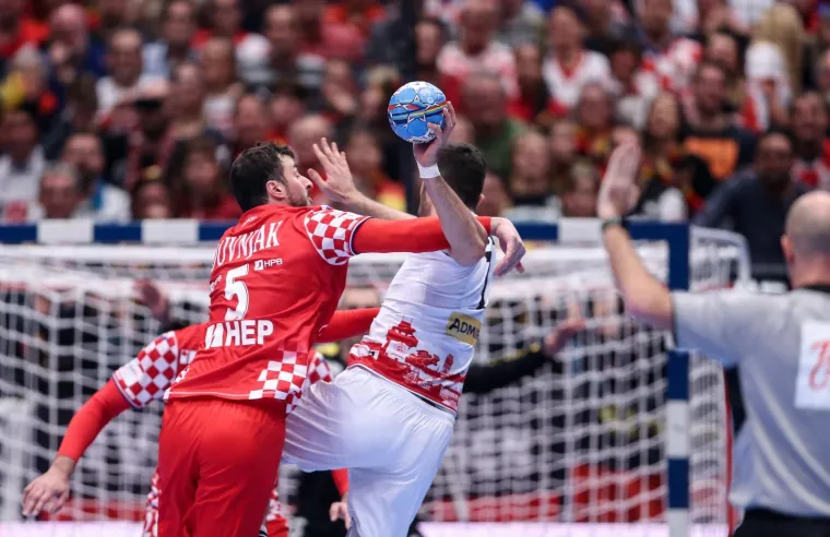 SPUSTI SE LUKA: Hrvatski bombarder poletio visoko; No, nije jedini