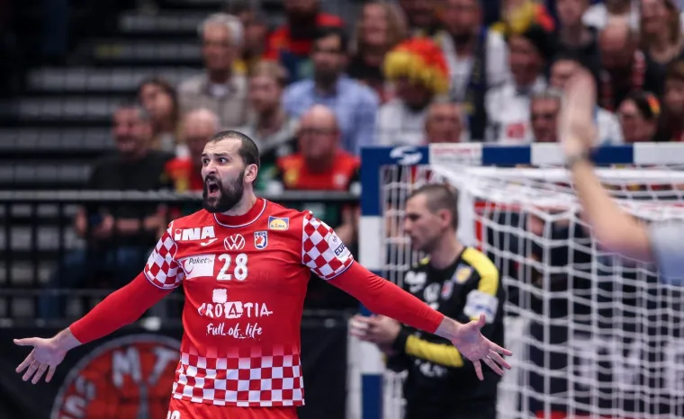 SPUSTI SE LUKA: Hrvatski bombarder poletio visoko; No, nije jedini