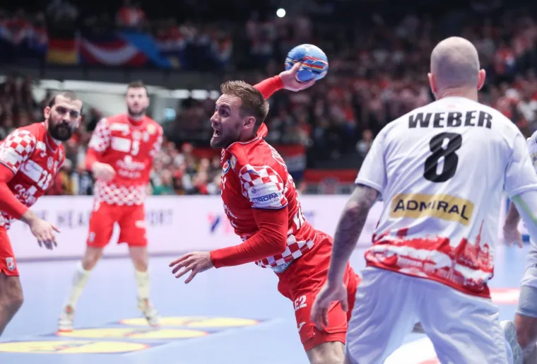 SPUSTI SE LUKA: Hrvatski bombarder poletio visoko; No, nije jedini