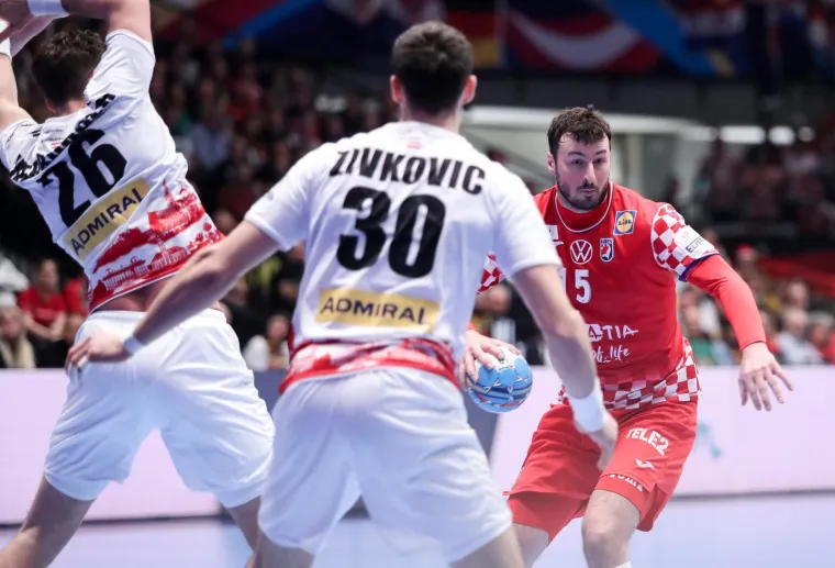 SPUSTI SE LUKA: Hrvatski bombarder poletio visoko; No, nije jedini