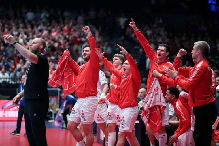 SPUSTI SE LUKA: Hrvatski bombarder poletio visoko; No, nije jedini