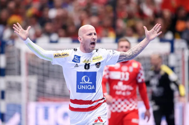 SPUSTI SE LUKA: Hrvatski bombarder poletio visoko; No, nije jedini