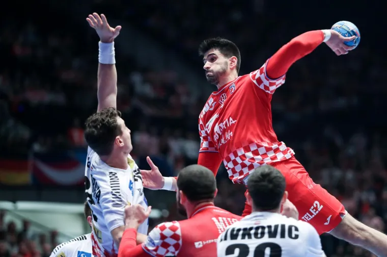 SPUSTI SE LUKA: Hrvatski bombarder poletio visoko; No, nije jedini