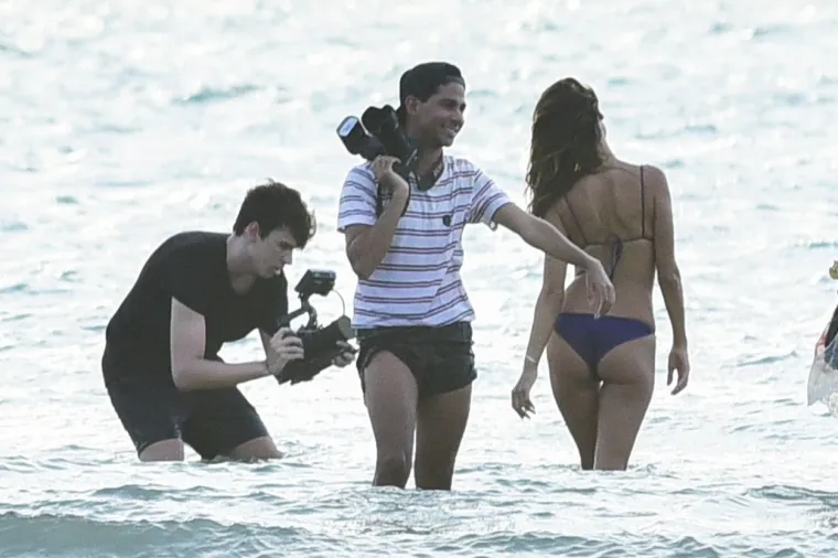 GOLI&Scaron;AVO SNIMANJE U PLIĆAKU: Brazilska manekenka zavodljivo se izvijala u minijaturnom bikiniju