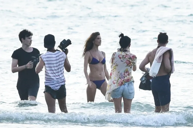 GOLI&Scaron;AVO SNIMANJE U PLIĆAKU: Brazilska manekenka zavodljivo se izvijala u minijaturnom bikiniju