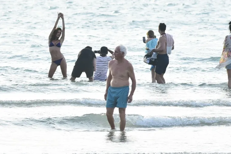 GOLI&Scaron;AVO SNIMANJE U PLIĆAKU: Brazilska manekenka zavodljivo se izvijala u minijaturnom bikiniju