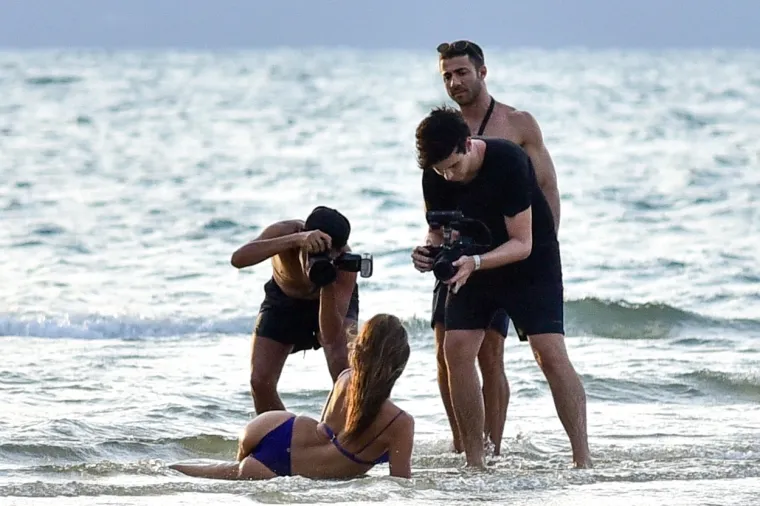 GOLI&Scaron;AVO SNIMANJE U PLIĆAKU: Brazilska manekenka zavodljivo se izvijala u minijaturnom bikiniju