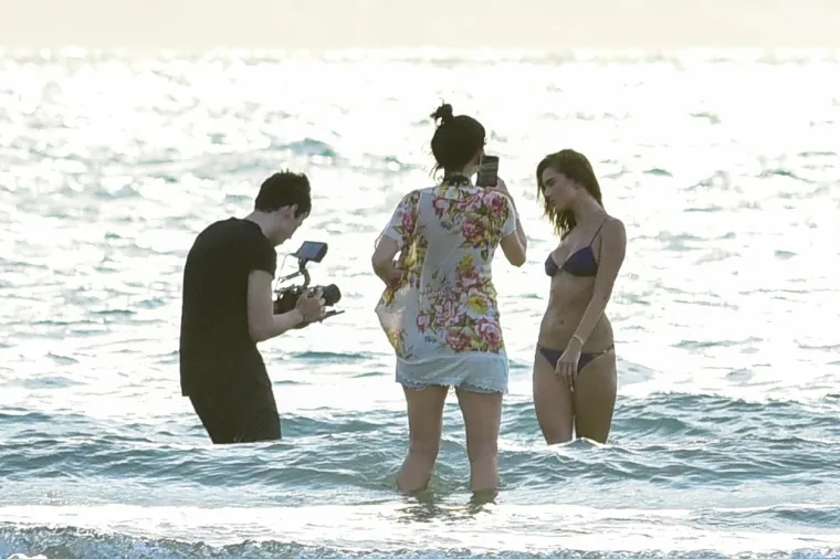 GOLI&Scaron;AVO SNIMANJE U PLIĆAKU: Brazilska manekenka zavodljivo se izvijala u minijaturnom bikiniju